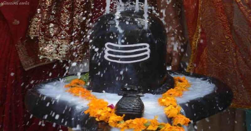 શ્રાવણ 2021: શિવલિંગ પર દૂધ ચઢાવવાનું કારણ, જાણો આ પૌરાણિક કથા