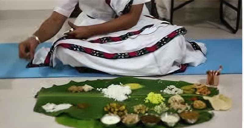 ખાતા પહેલા થાળીની આસપાસ પાણી છાંટવામાં આવે છે, શાસ્ત્રોમાં વર્ણવવામાં આવ્યું તેનું ખાસ કારણ