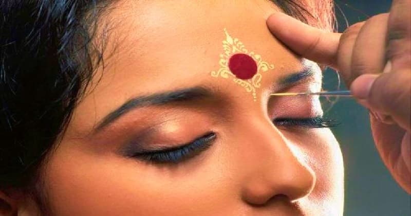 કેમ કપાળ પર લગાવવામાં આવે છે બિંદી, જાણી લો તેનાથી થતા ફાયદા