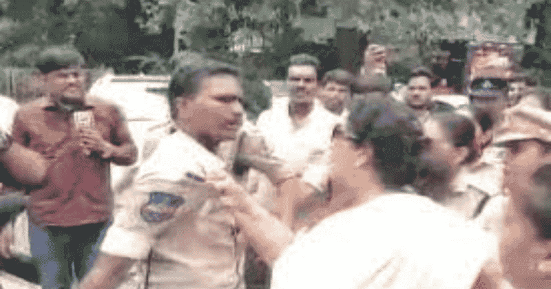 VIDEO:કોંગ્રેસની આ મહિલા નેતાએ રસ્તા વચ્ચે જ કરી દીધી એવી હરકત, પોલીસકર્મીનો કોલર પકડી…