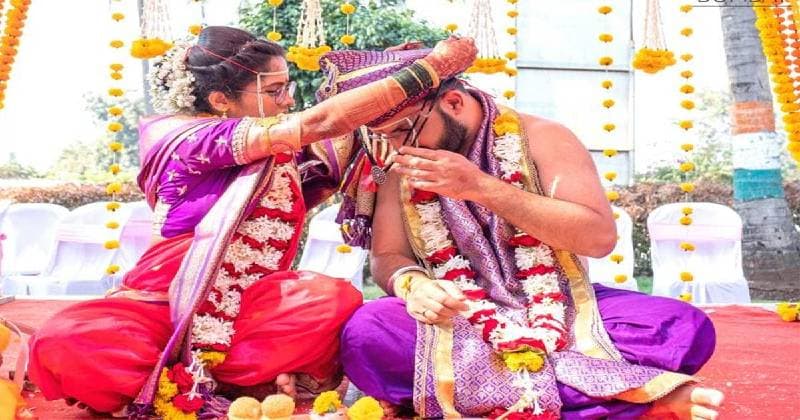 લગ્નનમાં દુલ્હને દુલ્હાને પહેરાવ્યું મંગળસૂત્ર, ફોટા વાયરલ થતા થઇ રહ્યા છે ટ્રોલ
