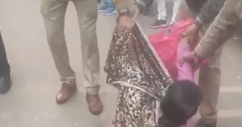 સપા નેતાએ છોકરીને બનાવી બંધક? અખિલેશે ના સાંભળી મા ની વેદના, રસ્તા પર ખેંચીને…