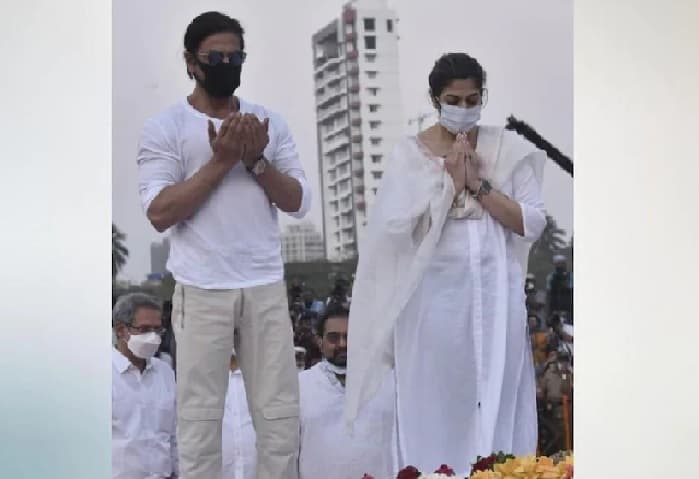 ‘એક શ્રદ્ધાંજલિ, બે રીત…’ લતા દીદી માટે શાહરૂખે હાથ ફેલાવ્યા તો પૂજાએ નમન કર્યું